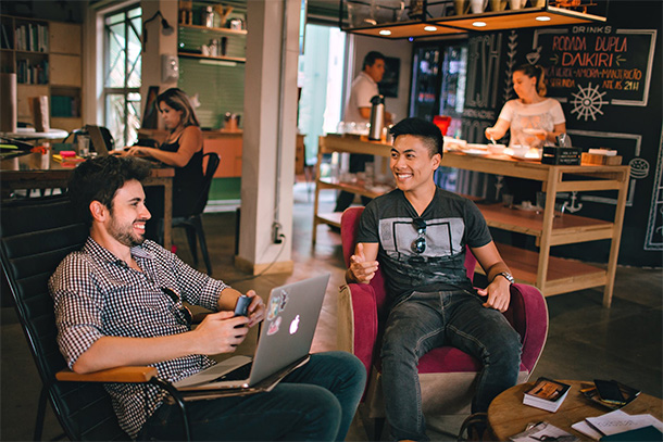 Personas que trabajan en coworking