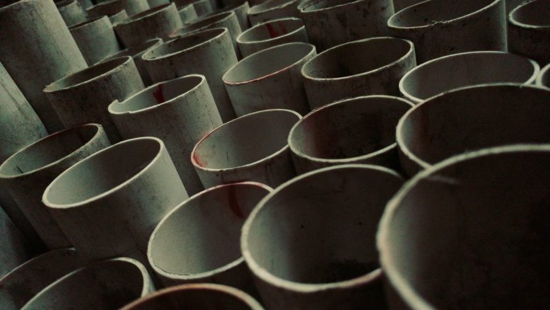 En la construcción se utilizan muchos tubos de plástico hechos de un material llamado PVC.