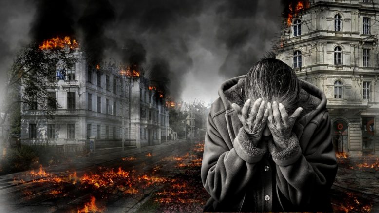 Las personas con estrés postraumático se cubren la cara con las manos que experimentan el dolor del fuego.