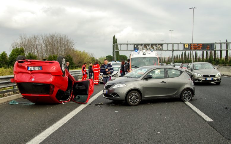 Accidentes con vehículos en la vía por falta de precaución