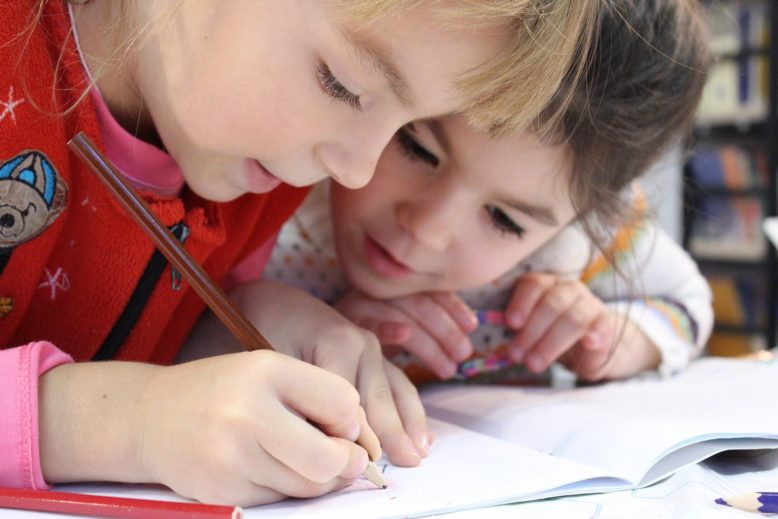 Los niños y las niñas hacen tareas que reflejan el rendimiento académico.