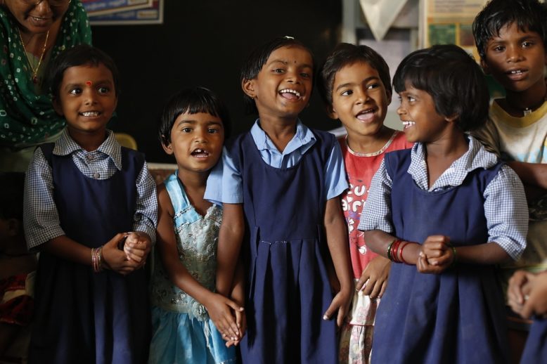 los niños en edad escolar aprenden adjetivos en la escuela
