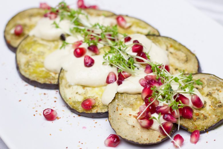 berenjena en rodajas con pasta de garbanzos llamada hummus