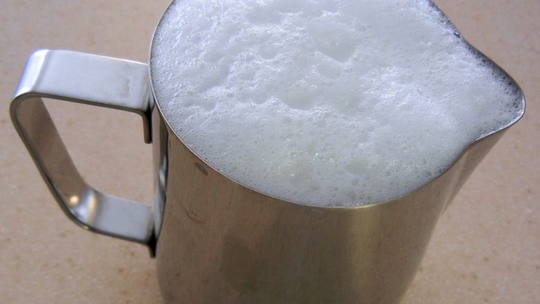 La jarra de espuma de leche desnatada es adecuada para reducir los niveles de ácido úrico.