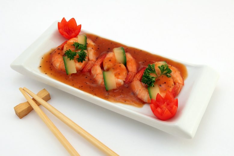 Cocina japonesa en un plato de camarones con salsa de tomate 
