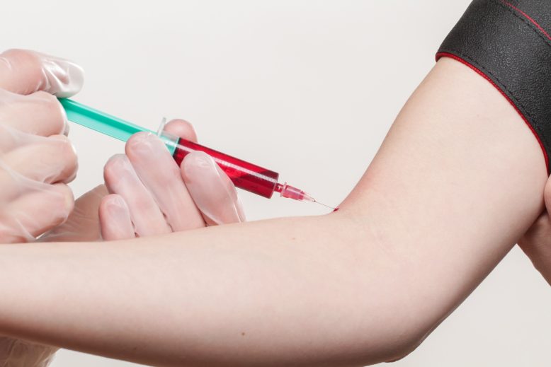 extracción de sangre para análisis del factor rh y del grupo sanguíneo