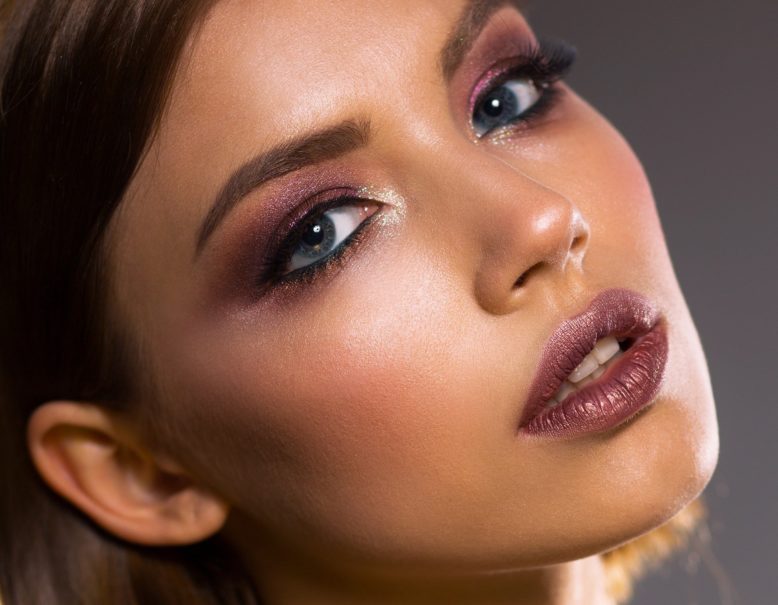 maquillaje de ojos y labios en el rostro femenino