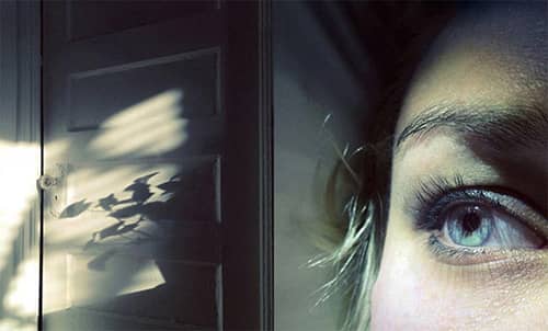 qu'est-ce que cela signifie d'entendre des pas dans la maison dans les escaliers