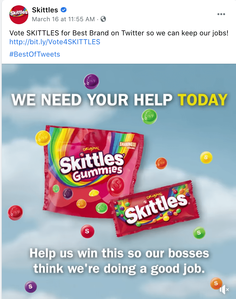 El ejemplo divertido de la voz de marca de Skittle, donde han tuiteado "vote Skittles para que podamos mantener nuestros trabajos".