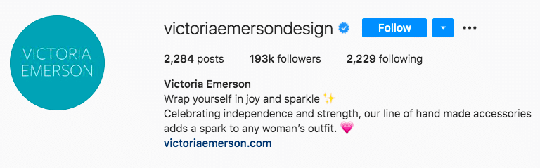 17 ideas biográficas de Instagram + cómo crear las tuyas propias (plantillas) Victoria Emerson diseña emojis de corazones y destellos