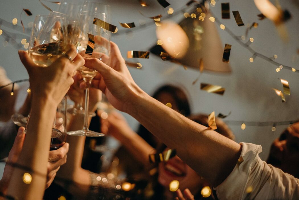 Cómo realizar revisiones de empleados Grupo de amigos celebrando con confeti