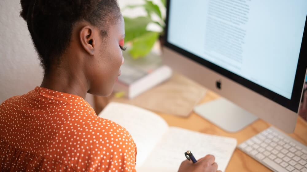 Cómo realizar revisiones de empleados