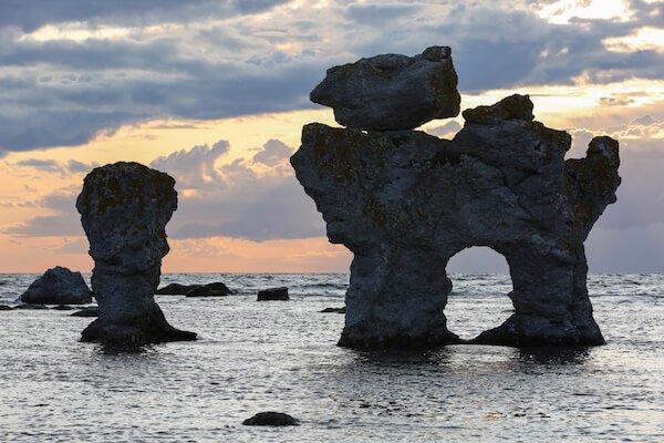 Hechos de Suecia: La isla m&aacute;s grande de Suecia es F&aring;r&ouml; - vea el seastack del 'perro'