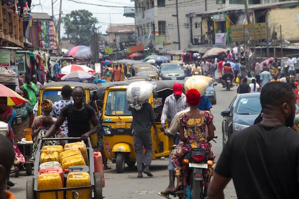 Calle muy transitada en Lagos Nigeria - imagen de Tayvay / shutterstock.com