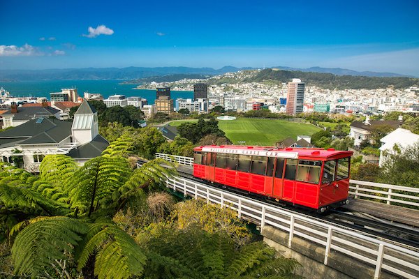 Nueva Zelanda Wellington y telef&eacute;rico rojo - imagen de shutter stock