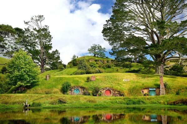 Hobbiton: Hobbit holes - lugares de rodaje en Nueva Zelanda - imagen de Martin Pelanek / shutterstock