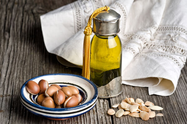 El aceite de arg&aacute;n marroqu&iacute; se utiliza como aceite de belleza en el cuidado de la piel y el cabello.