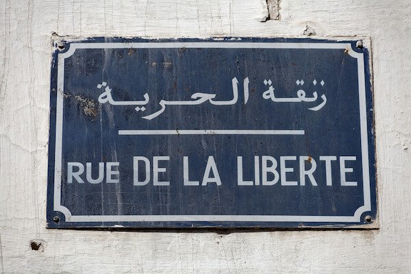 Se&ntilde;alizaci&oacute;n callejera en Marruecos en &aacute;rabe y franc&eacute;s