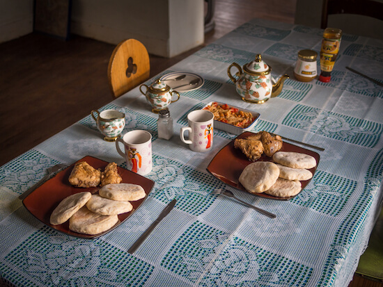 Desayuno t&iacute;pico con pan basotho, pollo y t&eacute; - imagen de Fabia Plock / shutterstock.com