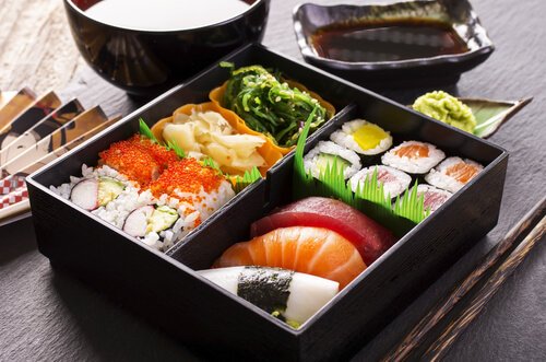 Sushi japon&eacute;s en caja bento