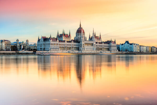 Parlamento h&uacute;ngaro en Budapest al atardecer