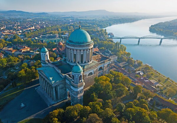 Basilika de Esztergom con vistas al r&iacute;o Danubio