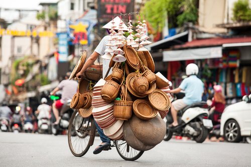 Vendedor ambulante en bicicleta en el casco antiguo de Han&oacute;i - imagen de Tony Duy / Shutterstock.com
