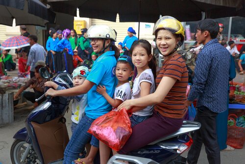 Vietnam familia de 5 en una motocicleta - imagen de Quang Nguyen Vinh / Shutterstock.com