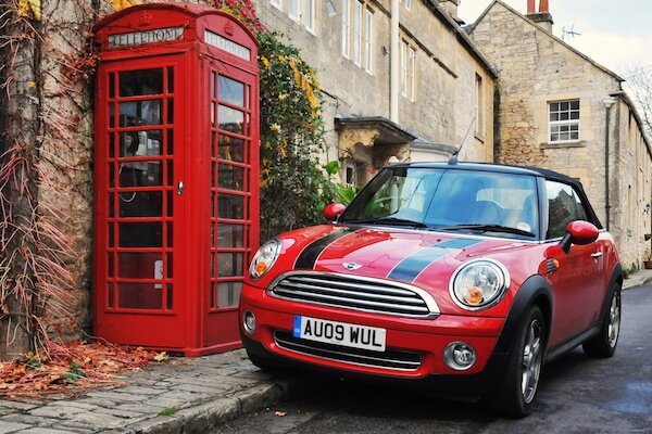 Símbolos del Reino Unido: Minicooper y cabina telefónica - imagen de 1000Words / shutterstock.com Símbolos del Reino Unido: Minicooper y cabina telefónica - imagen de 1000Words / shutterstock.com
