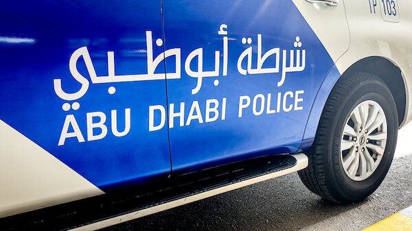 Coche de polic&iacute;a en los Emiratos &Aacute;rabes Unidos - imagen de Marco Curaba / shutterstock.com