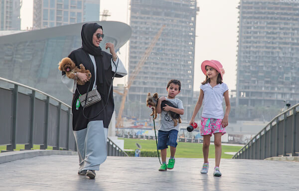 Mujer y ni&ntilde;os en Dubai - imagen de Katie KK / shutterstock.com