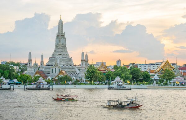 Wat Arun en Bangkok es un monumento famoso de Tailandia, aqu&iacute; se muestra al atardecer: shutterstock.com
