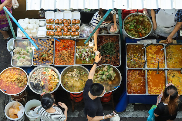 Puesto de comida callejera en Tailandia
