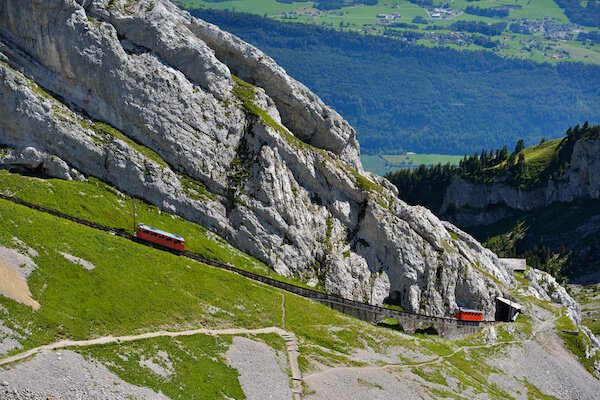 Tren de cremallera en la monta&ntilde;a Pilatus en Suiza