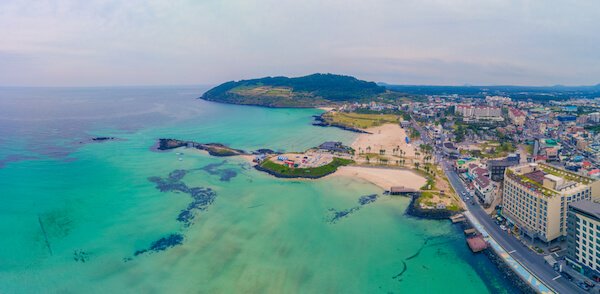 Isla de Jeju en Corea del Sur vista a&eacute;rea del resort y la playa
