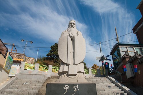 Estatua de Confucio en Incheon, Corea del Sur - imagen de Chaiyapak Mankannan / shutterstock.com