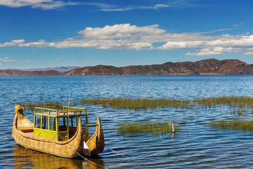 Barco en el lago Titicaca, el lago m&aacute;s grande de Am&eacute;rica del Sur
