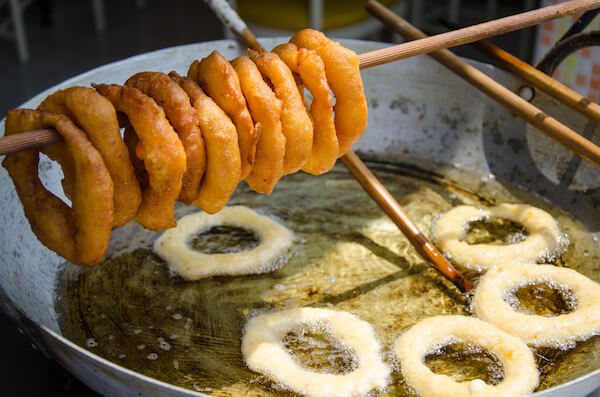 Los picarones son una comida callejera t&iacute;pica en Per&uacute;