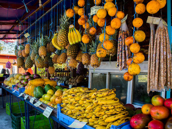 Puesto en el mercado de Costa Rica con frutas ex&oacute;ticas