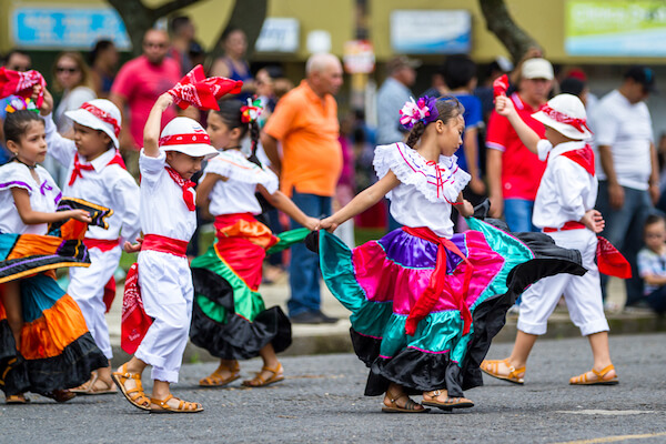 Ni&ntilde;os costarricenses bailando en el D&iacute;a de la Independencia - imagen de Wollertz / shutterstock.com