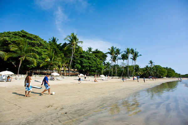 Imagen de Playa Tamarindo de Costa Rica por Max Herman / shutterstock.com