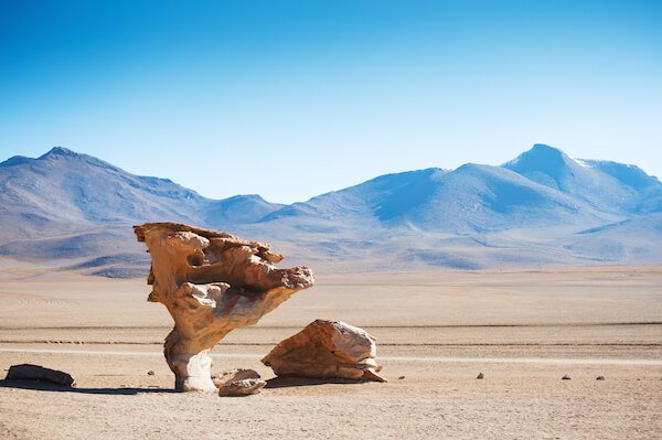 Extra&ntilde;as formaciones rocosas en el Altiplano de Bolivia 
