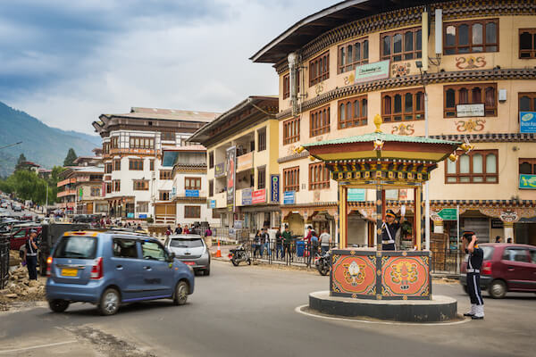 Oficial de polic&iacute;a de But&aacute;n Thimphu, el sem&aacute;foro humano - imagen de Nutkerdphoksap / shutterstock.com