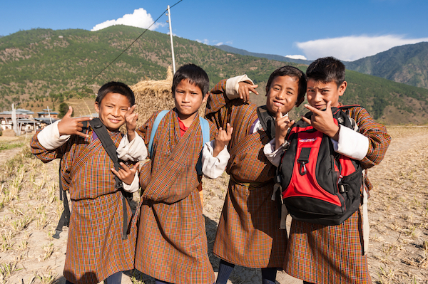 Ni&ntilde;os felices en But&aacute;n: imagen de gnohz / shutterstock.com