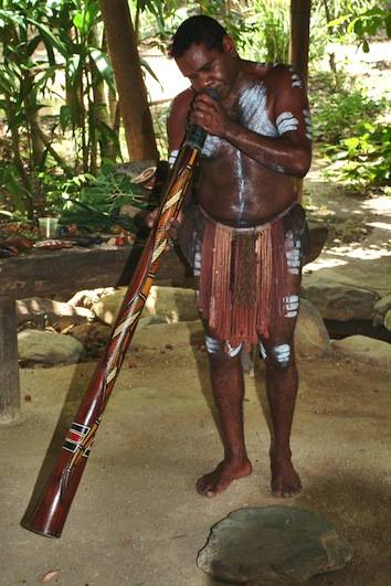 Abor&iacute;genes tocando un didgeridoo