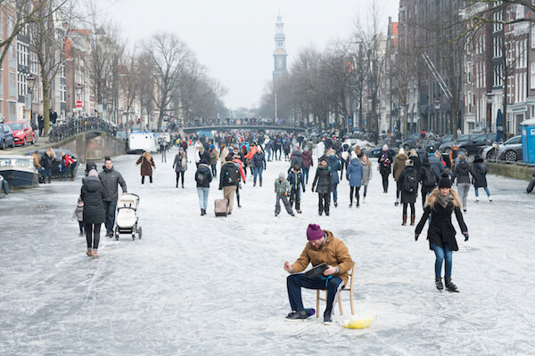 Patinaje sobre hielo en los canales de &Aacute;msterdam - imagen de Elisabeth Aardema / shutterstock.com