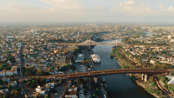 Santo Domingo es la capital de Rep&uacute;blica Dominicana.  El r&iacute;o Ozama atraviesa la ciudad.