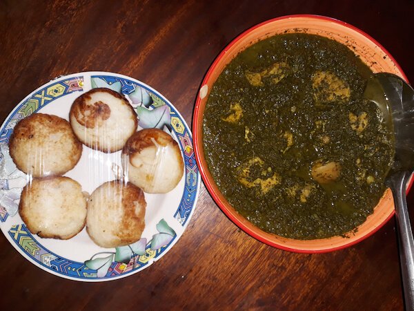 Comida tradicional malgache: pasteles de arroz Mofogasy y ravitoto