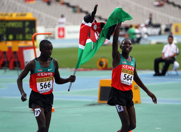 Gilbert Kiplangat Kirui y Conseslus Kipruto - ganadores de la carrera de obst&aacute;culos de 3000 metros en el Campeonato Mundial Juvenil de Atletismo de la IAAF 2012- imagen de Denis Kuvaev / shutterstock.com