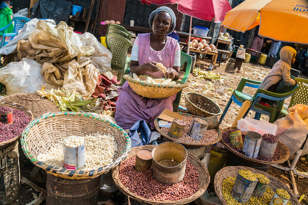 Market en Kisumu / Kenia: imagen de Space Krill / shutterstock.com